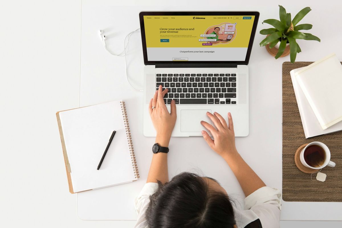 Malý podnikatel kontroluje svůj web na notebooku — proč web nepřivádí zákazníky