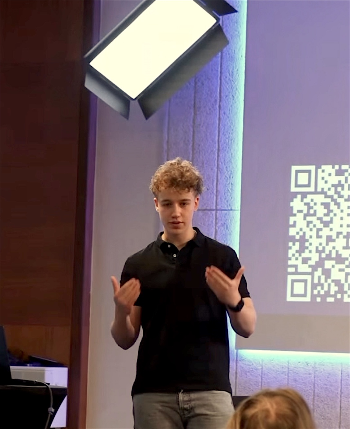Jakub Simon prezentuje svůj projekt na Samsung Galaxy AI roadshow