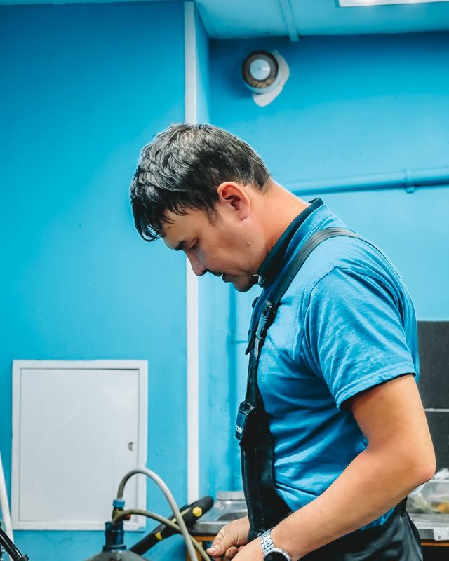 Petr Novák, instalatér a topenář, při práci na rozvodech v kotelně